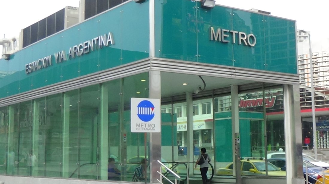 Entrada a la estación Vía Argentina
